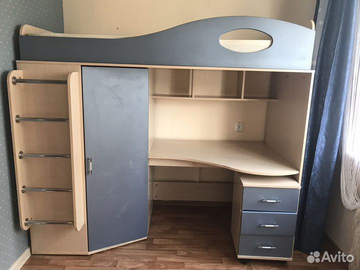 Детская кровать чердак со столом и шкафом