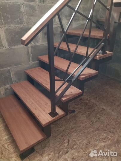 Лестница на металлокаркасе
