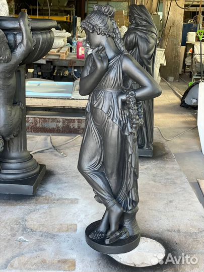 Скульптура из бетона Муза