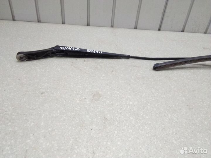 Поводок стеклоочистителя передний правый Skoda Oct