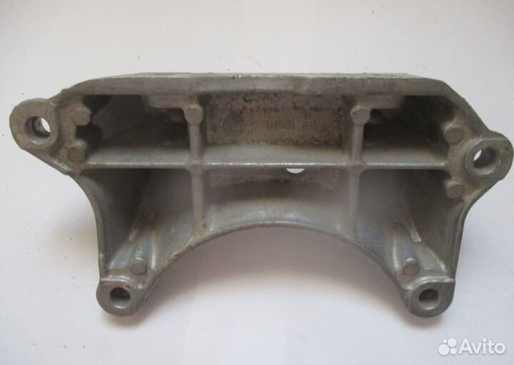 Кронштейн кпп Mercedes E200 А2112420340