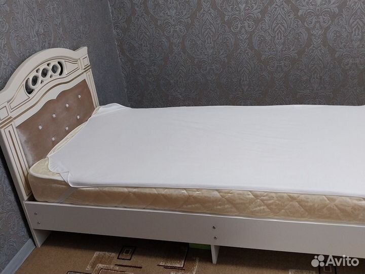 Кровать односпальная с матрасом новая