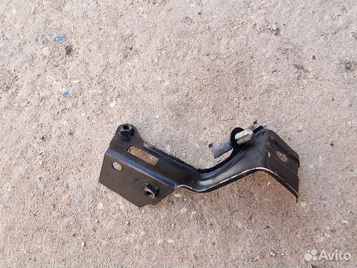 Кронштейн крепления крыла правый Пассат B5