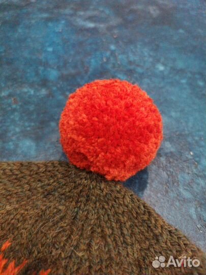 Теплая зимняя шапка со следами медведя