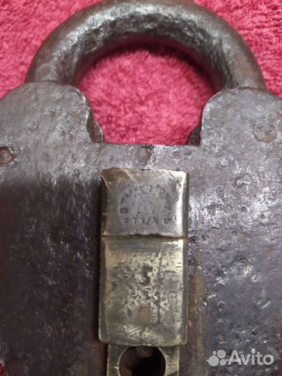 Навесной замок старинный