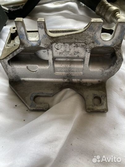 Кронштейн опоры двигателя Renault sandero stepway