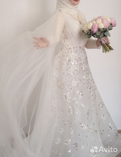 Платье с кейпом