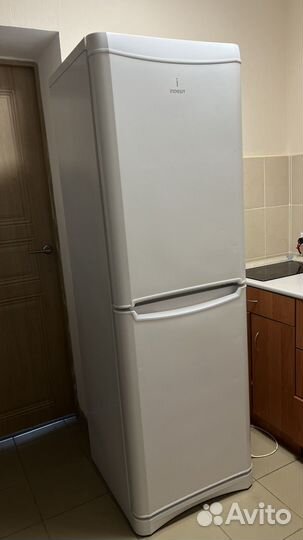 Холодильник двухкамерный Indesit nbha 180 NX белый