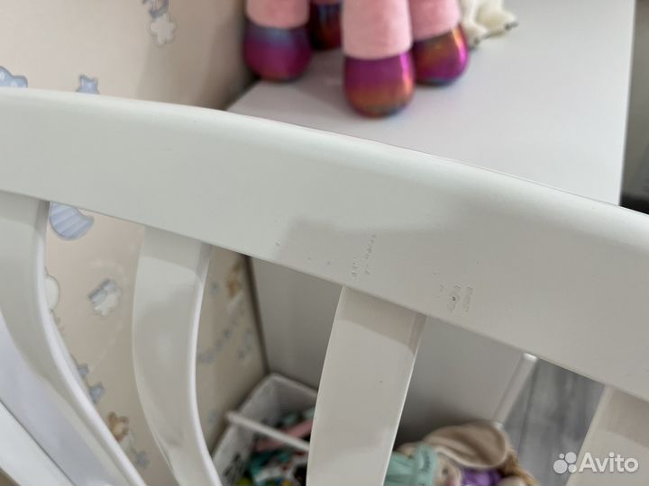 Детская кроватка с маятником и ящиком