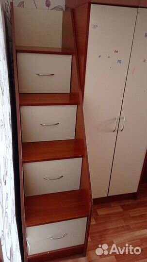 Детская кровать чердак со столом и шкафом бу