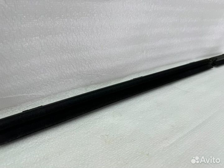 Уплотнитель стекла двери задний правый Toyota Land