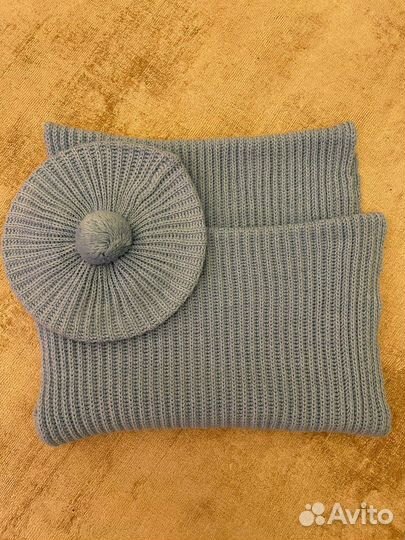 Вязанный комплект серого цвета берет и снуд