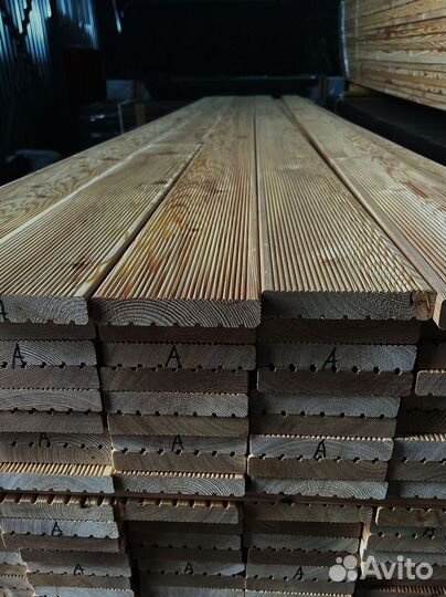 Строительные материалы: доски лиственницы