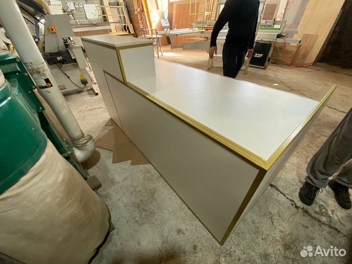 Ресепшен бело-золотой