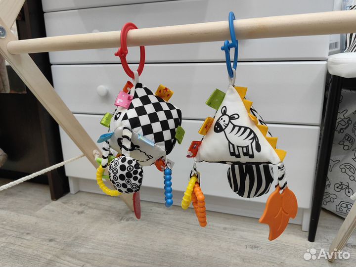 Стойка Монтессори с игрушками