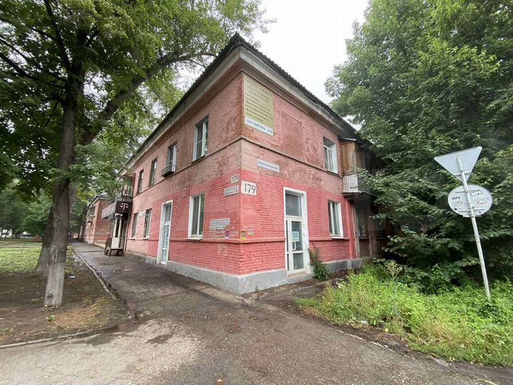 Помещение с арендатором, два входа