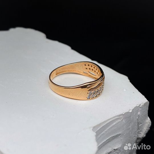 Золотое кольцо с камнями 585пр. размер: 16,6