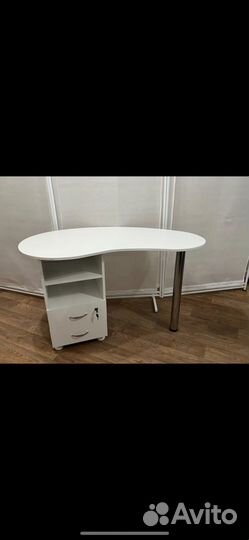 Маникюрный столик