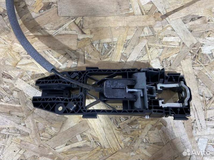 Замок двери передний правый Skoda Fabia 2 Рестайл