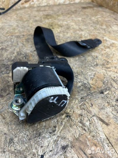 Ремень безопасности левый Ford Focus 2 2010