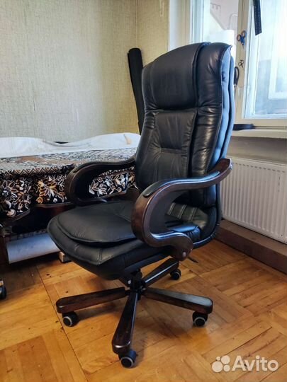 Кожаное кресло руководителя