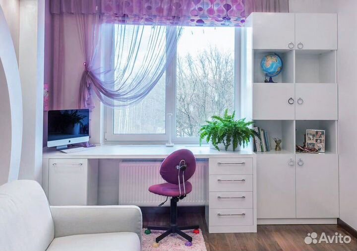 Зона у окна - стол и шкафы на заказ от производителя