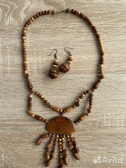 Серьги и бусы из дерева