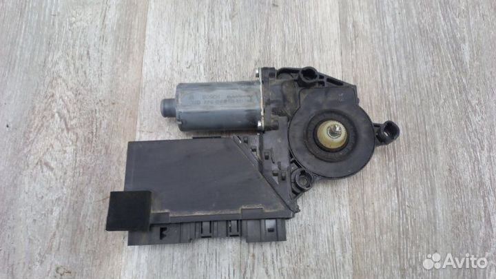 Моторчик стеклоподъемника задний правый Volkswagen