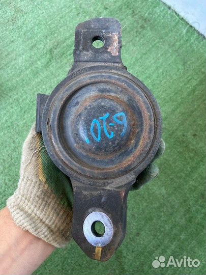 Подушка двигателя правая Subaru Forester SG5 EJ205