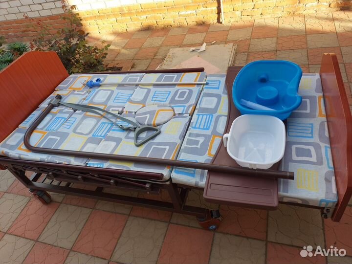 Кровать для лежачих больных с туалетом