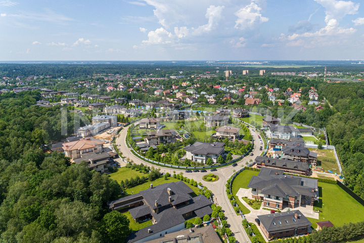 Дом 793 м² на участке 29,6 сот.