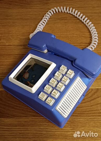 Детский игрушечный телефон из эпохи СССР