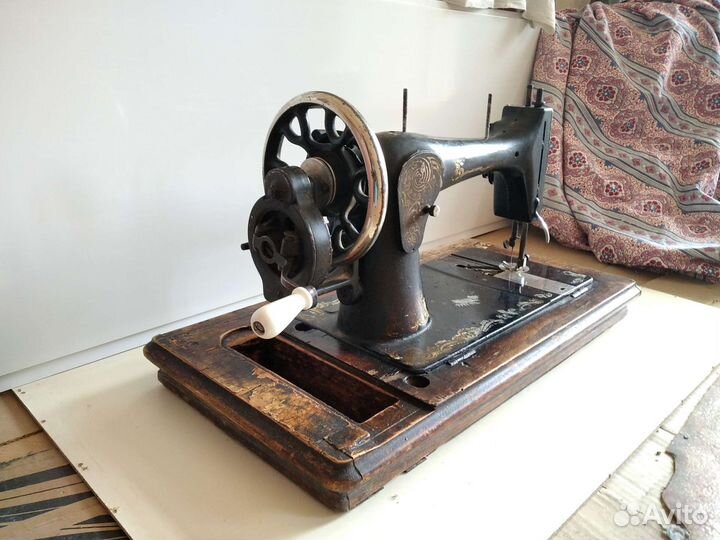 Старинная дореволюционная швейная машинка Singer