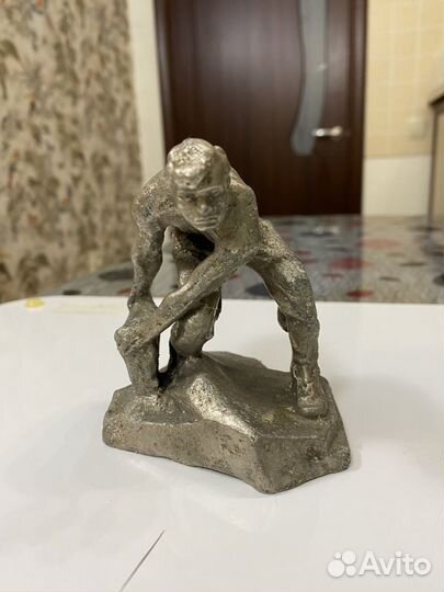 Рабочий с камнем Силумин