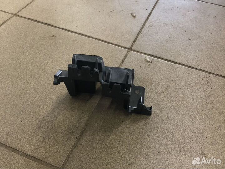 Направляющая заднего бампера левая Jetta