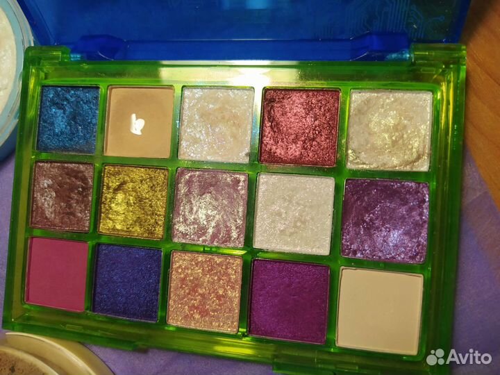 Набор косметики. Палетка теней Revolution