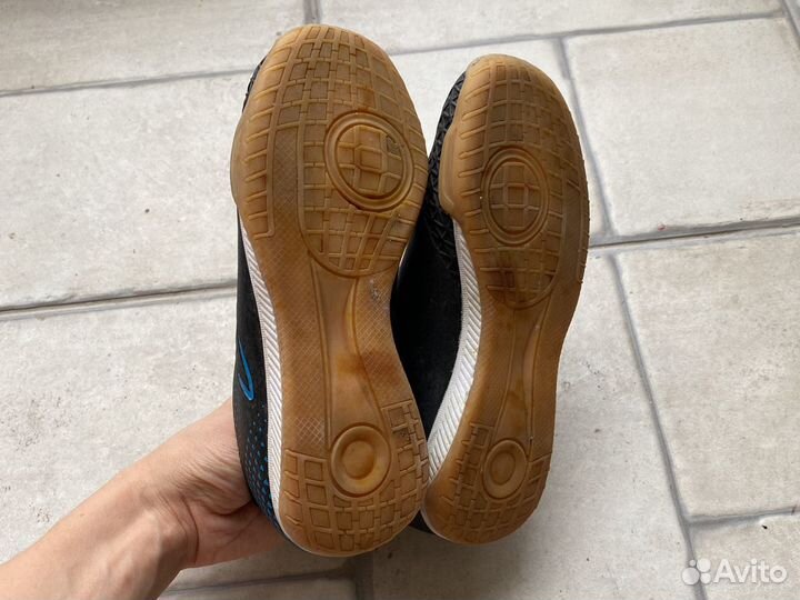 Кроссовки футбольные