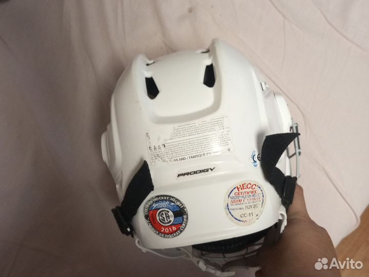 Хоккейный шлем