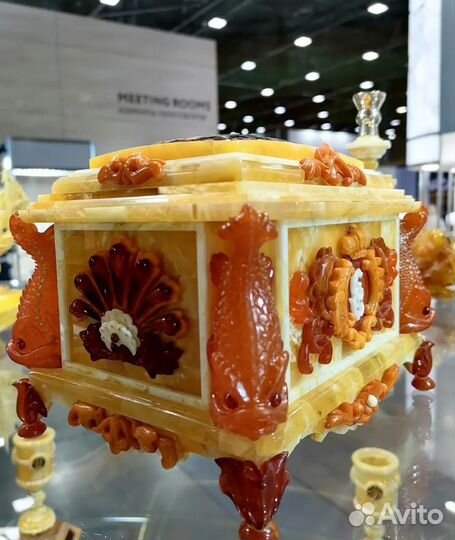 Дорогие элитные сувениры и подарки из янтаря