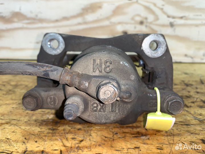 Суппорт передний правый Toyota Porte NNP10 2nzfe