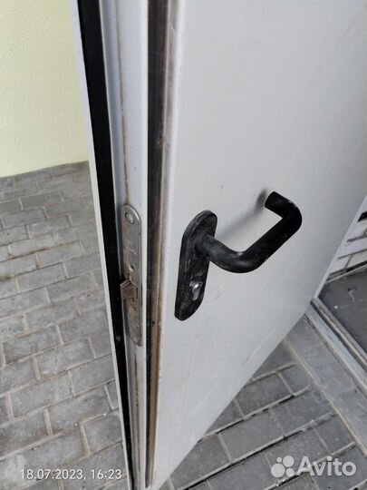 Дверь входная металлическая б/у