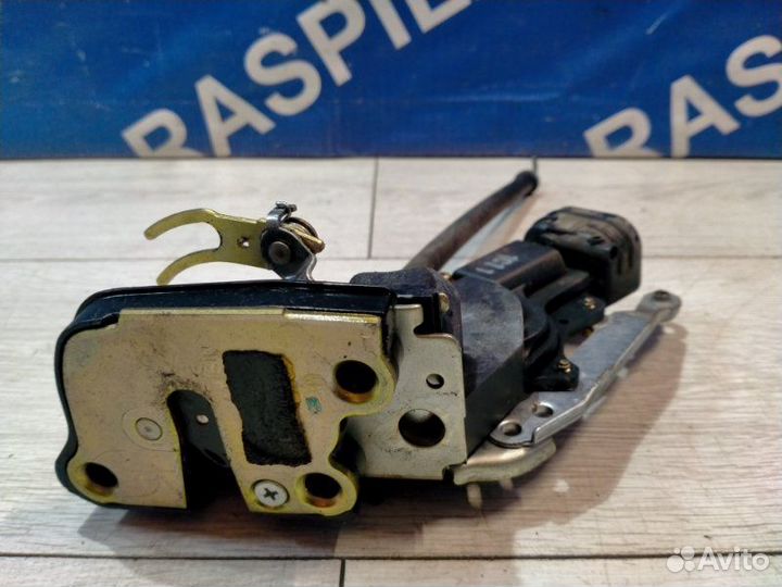 Замок двери задний правый Toyota Cresta GX100 1GFE