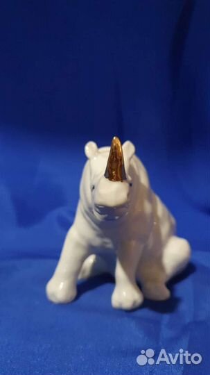 Белый носорог фарфор