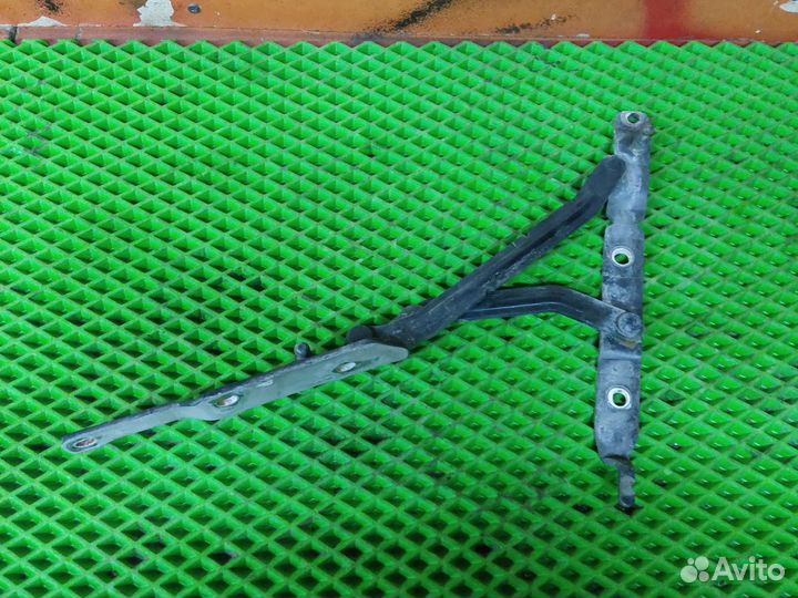 Петля крышки богажника volvo s40 1