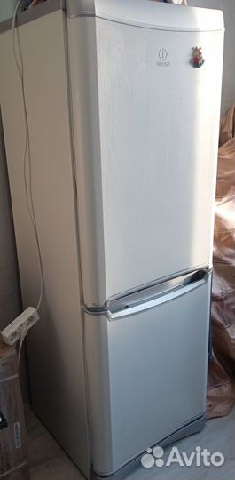 Холодильник двухкамерный Indezit