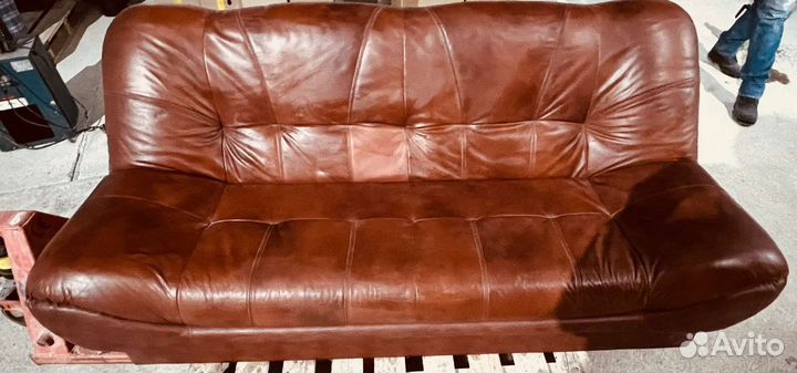 Кожаный диван