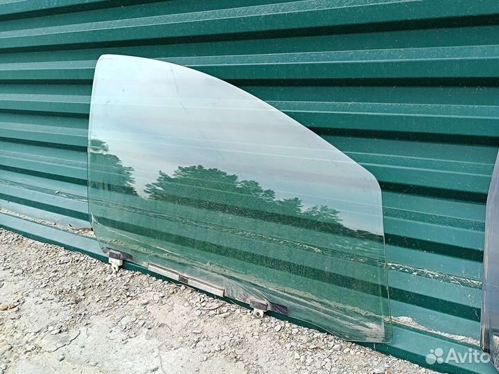 Боковое стекло на Toyota wish