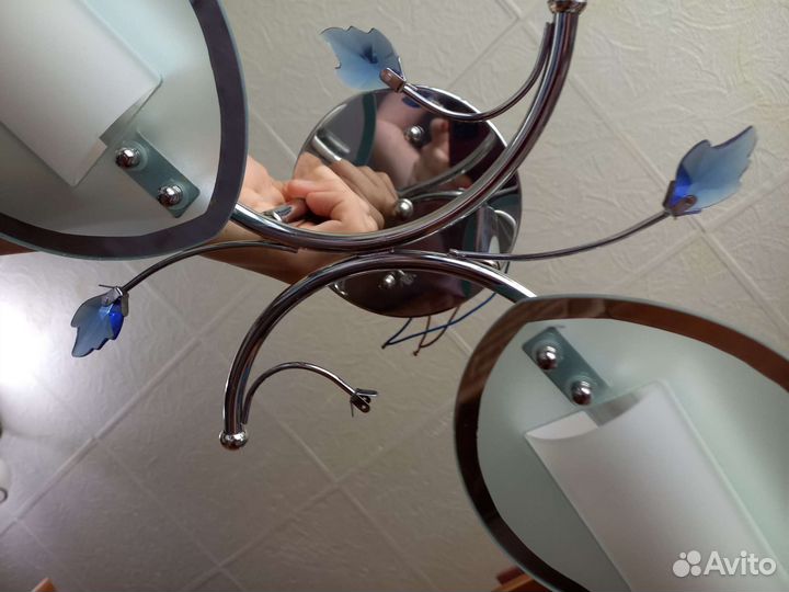 Небольшая потолочная люстра нежная