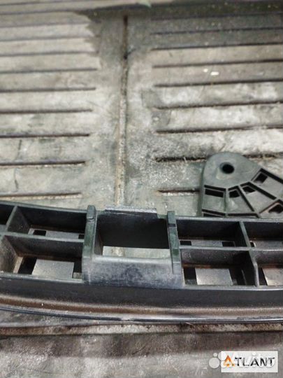 Крепление бампера передняя правая honda insight