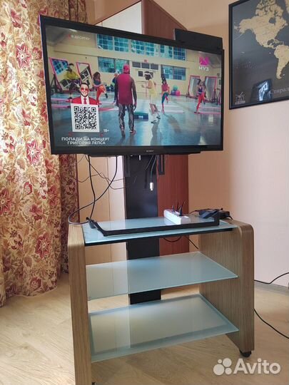 Тумба под телевизор с кронштейном